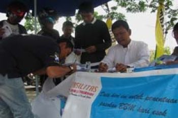 Warga Padati Gerai Pendaftaran Kartu Fasilitas BBM