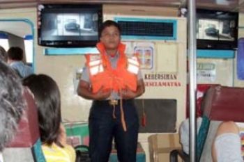 Peragaan Cara Menggunakan Jaket Pelampung