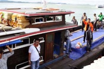 Kapal Distribusikan Logistik Pilkada Karimun