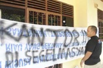 Warga Tanjung Riau Segel Kantor Lurah