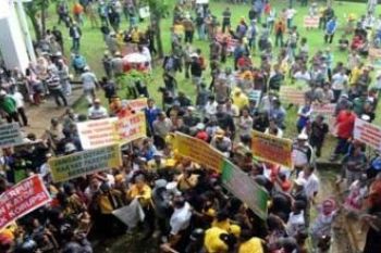 TOLAK PENONAKTIFAN WALIKOTA