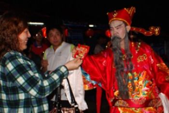 Pengunjung Festival Imlek Batam Terima Angpao