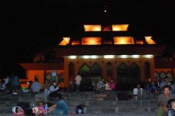 Menanti Pertunjukan  Kembang Api dan Sinar Laser