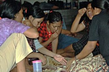 Makan Bersama di Penampungan TKI  Bermasalah