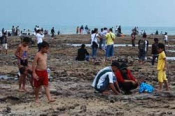 Pantai Tanjungpinggir Batam Padat Pengunjung