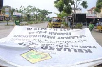 Panwaslu "Sisir" Jalan Batam Bersihkan Atribut Kampanye