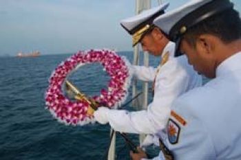 TNI AL Tabur Bunga Peringati Hari Dharma Samudra