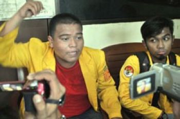 Mahasiswa  Unjuk Rasa  Diinjak-injak Satpol PP