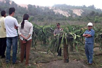 Warga Minta Trimegah Kurangi Daya Ledak Penambangan Granit