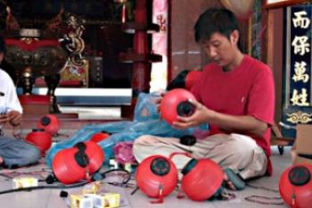 Dua Warga Sedang Rakit Lampion Imlek