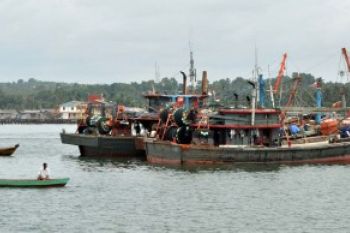 Kapal Ikan Tidak Melaut  Karena Gelombang Tinggi