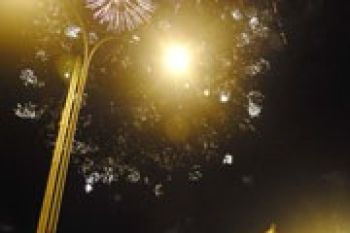 Pesta Kembang Api Meriahkan Pergantian Tahun