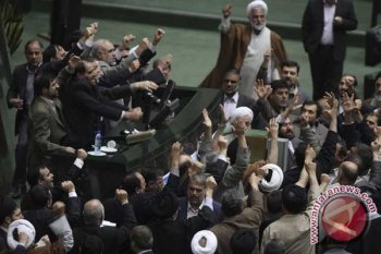 731 bank dibakar dalam kerusuhan di Iran