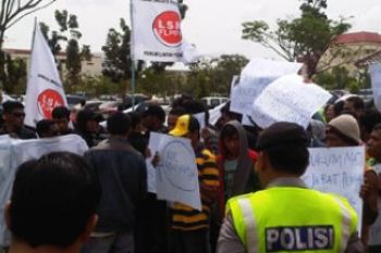 Pengunjuk Rasa Serukan Hukum Penyeleweng Dana Bansos