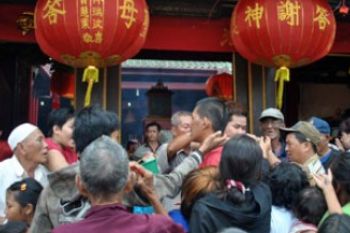 Pengemis Berebut Angpao