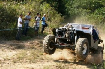 Aksi Menantang Offroader