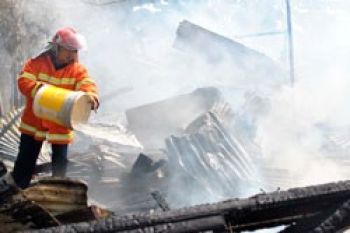 Perempuan Tidak Waras Diduga Bakar Dua Rumah Kosong