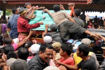REBUTAN PENGANAN MAULID