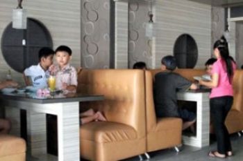 Friends House Cafe di Karimun Ramai Tamu Imlek