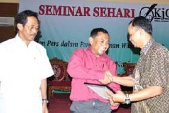 Aji: Pejabat Jangan Takut Pada Wartawan