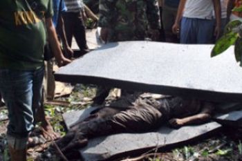 Warga dan Aparat TNI Evakuasi Korban Cassa SMAC di Hutan Bintan