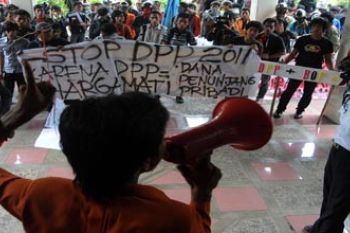 TOLAK PUNGUTAN DANA