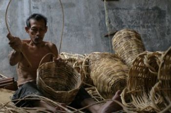 KETERBATASAN BAHAN BAKU