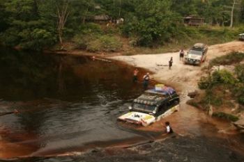 Mobil Ekspedisi Berenang