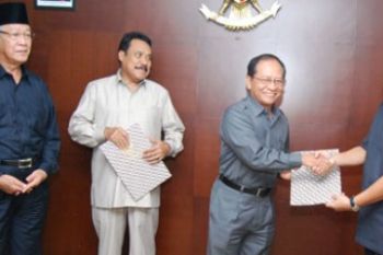 Menhut Serahkan SK Hutan Lindung dan Pelepasan Hutan Produksi
