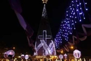 "Pohon Kasih Natal " Dikunjungi  Warga  Saat  Paskah