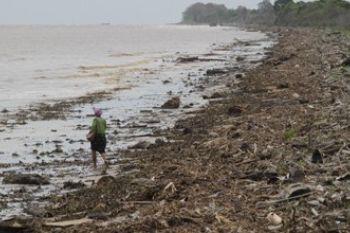PANTAI PENUH SAMPAH