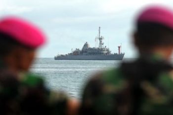 BERLABUH DI MAKASSAR