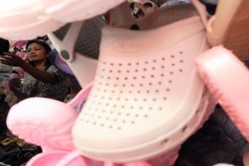 SANDAL SEPATU PLASTIK