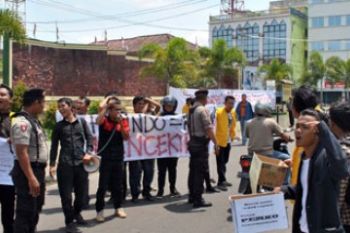 Unjuk Rasa Mahasiswa Tolak Tarif  Masuk Pelabuhan