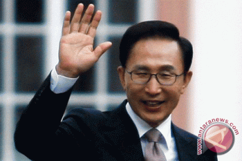 Lee praises navy commandos for daring rescue operation against Somali pirates