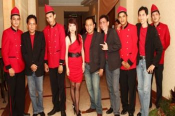 KEGEMBIRAAN KARYAWAN ASTON DI HUT-2