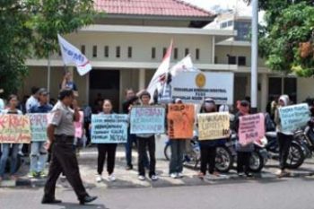 Polisi Diantara Para Demonstran