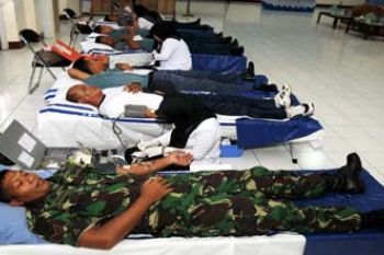 Prajurit TNI AL di Makassar donorkan darahnya