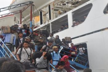PENUMPANG KAPAL BERDESAKAN