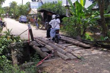 JEMBATAN PENGAMBAU HILIR DALAM RUSAK BERAT