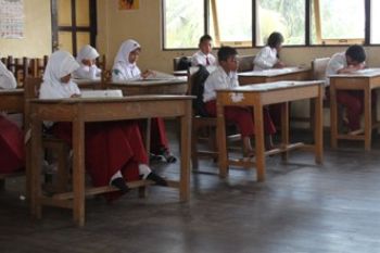 LANTAI KELAS MELENGKUNG