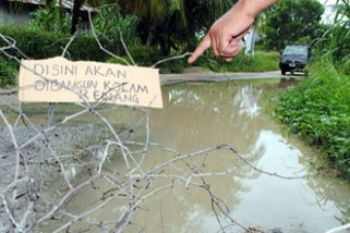 Jalan Penghubung Kantor Bupati ke DPRD Rusak