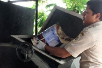 Karantina Karimun Musnahkan Puluhan Kilogram Daging Ilegal