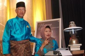 Gubernur Sani Luncurkan Otobiografi "Untung Sabut"