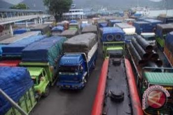 Ribuan Truk Tujuan Sumatera Tertahan Di Merak
