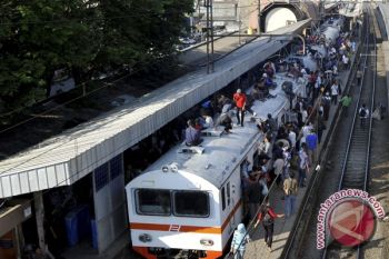 Warga Mulai Beralih Pakai Kereta Api