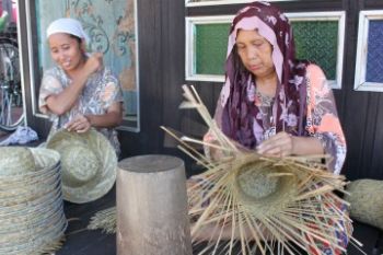 KERAJINAN TOPI PURUN