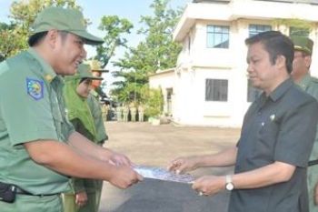 HARUN SERAHKAN 194 SK PNS BARU