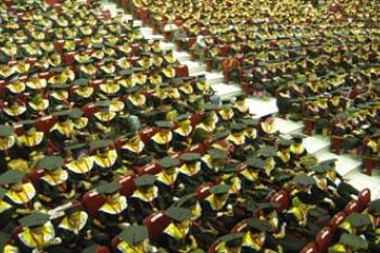 Wisudawan terbaik Unhas persembahan di hari ibu 