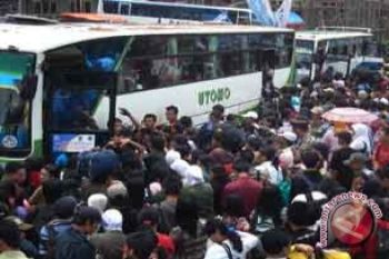Penumpang Menumpuk Di Terminal Rajabasa